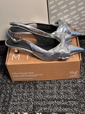 ASOS Silver Pointed-Toe Slingback Kitten Heel with Bow size 11/42 never worn